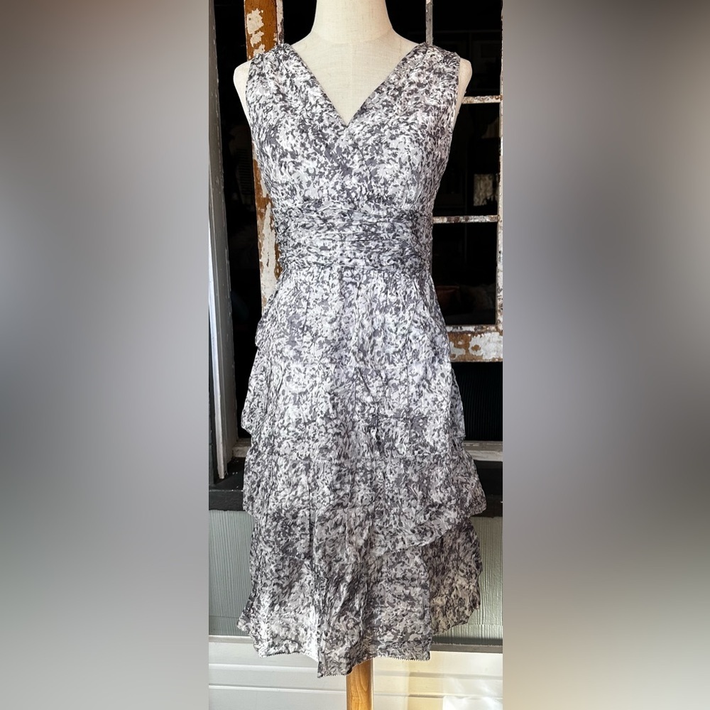 Talbots Size 2 Gray Abstract Floral Tiered Midi Dress Sleeveless V-Neck Cotton - Picture 2 of 10